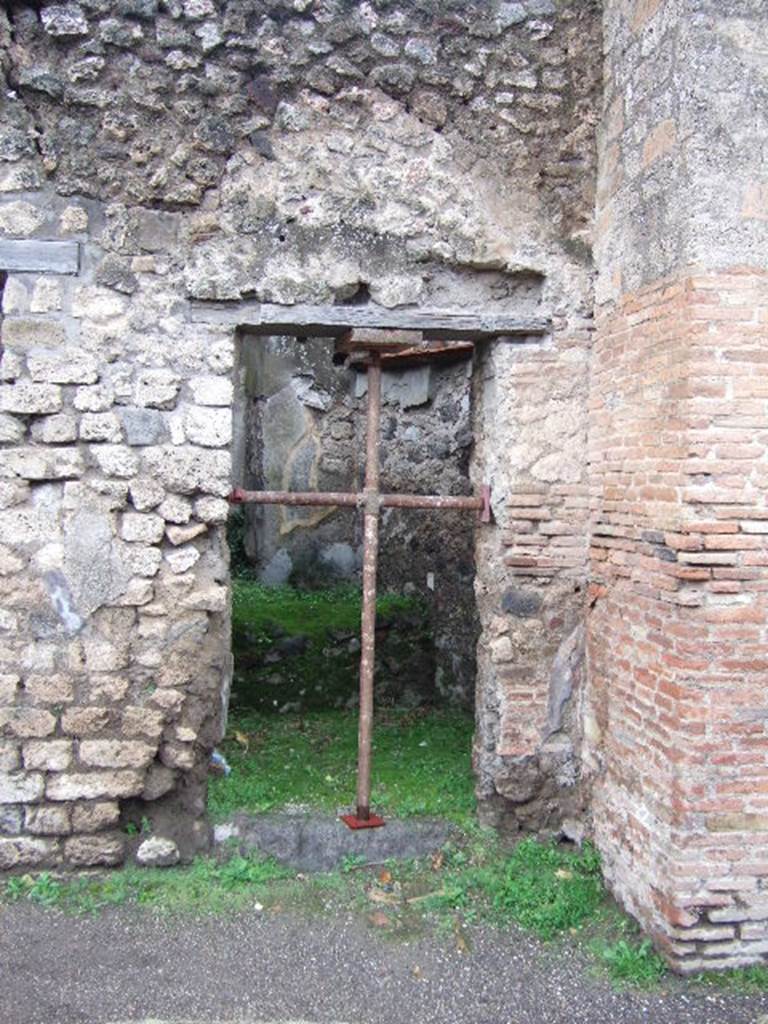 VII 4 42 Pompeii December 2005 Entrance